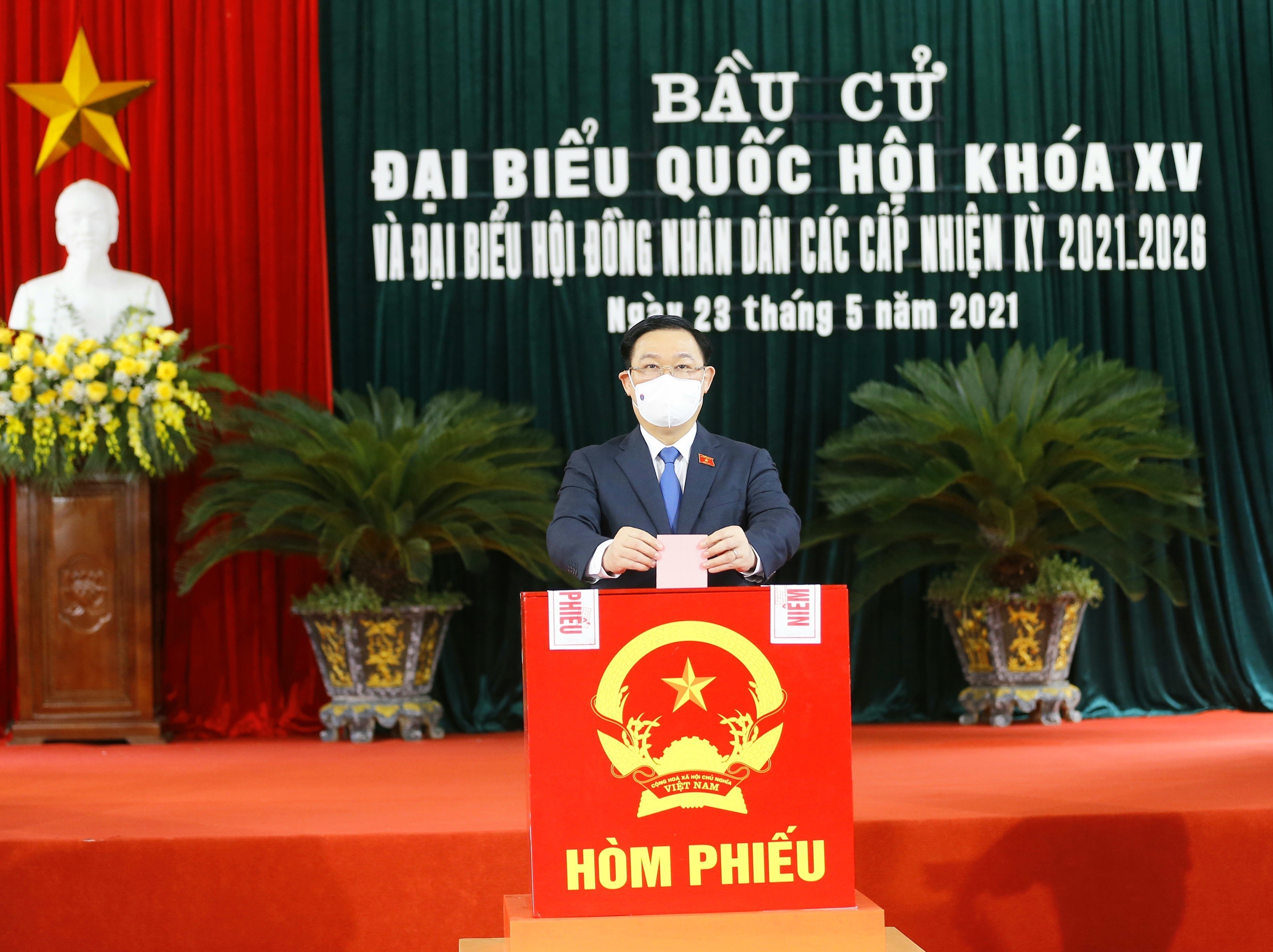 NA Chairman Vuong Dinh Hue comes to poll in Hai Phong hinh anh 1