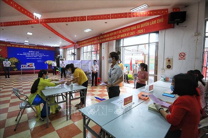 NA leader inspects election works in Hanoi, Hai Duong hinh anh 1