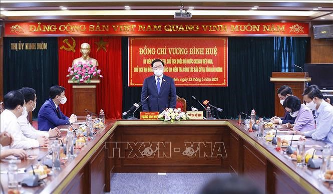 NA leader inspects election works in Hanoi, Hai Duong hinh anh 2