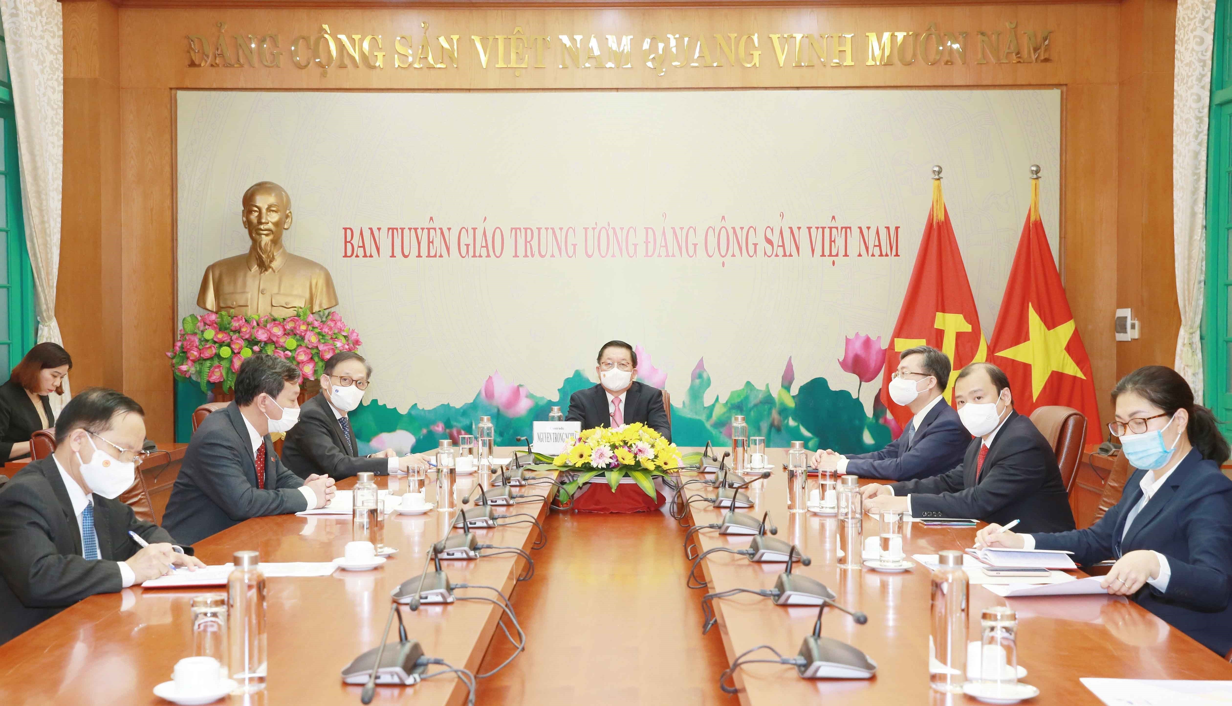 Vietnamese, Lao Party commissions forge cooperation hinh anh 1