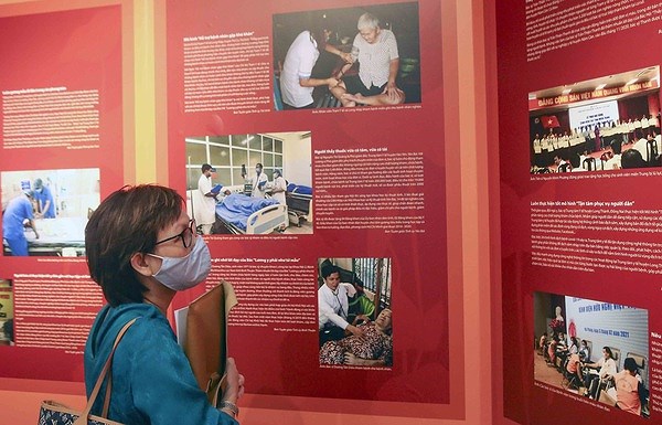 Exhibition introduces 131 role models in various fields hinh anh 2