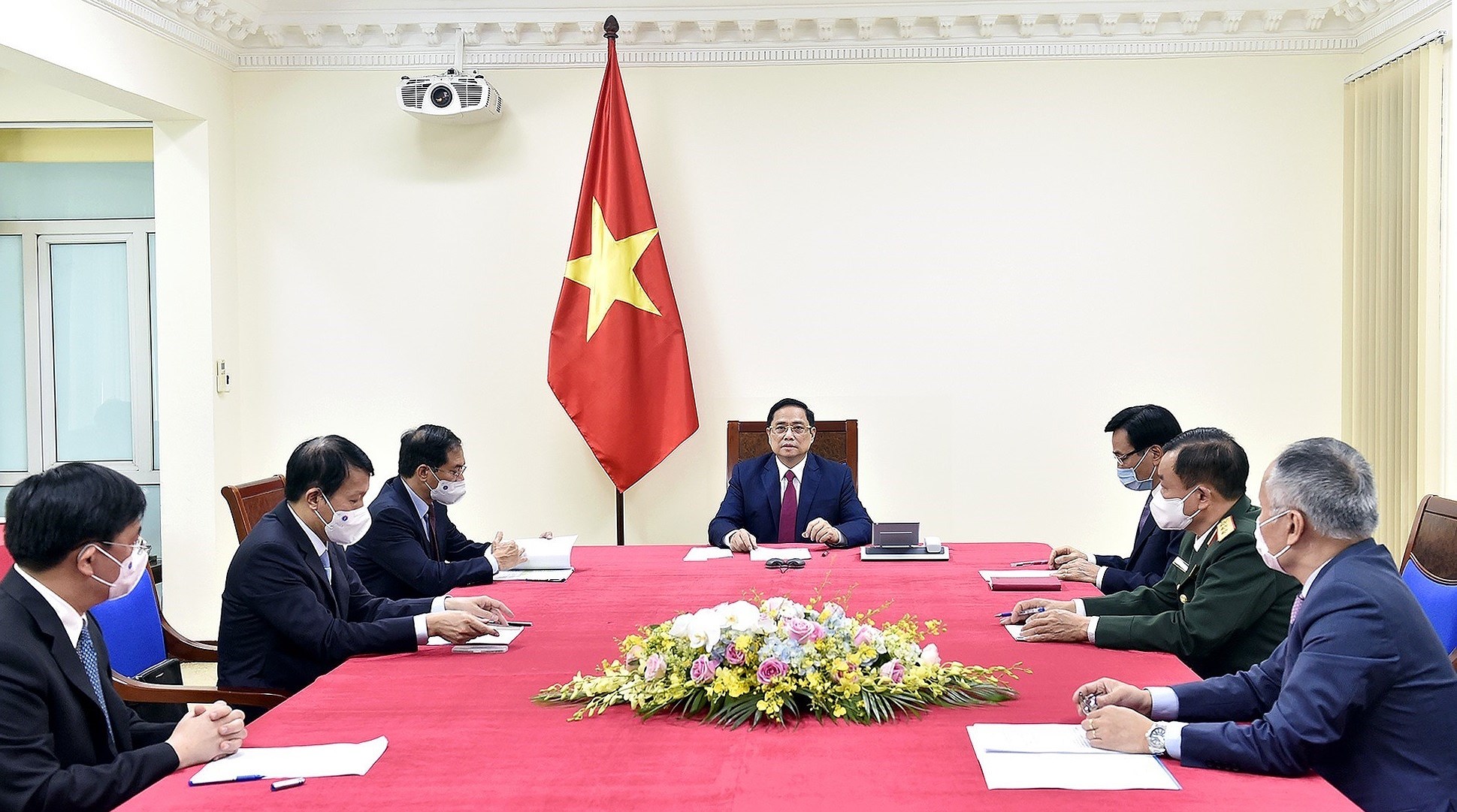 Vietnam gives top priority to developing relations with China: PM hinh anh 1