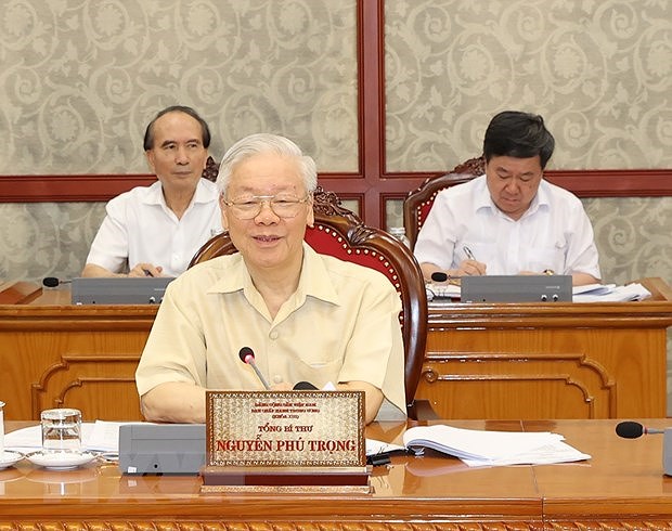 Politburo agrees on continued support for pandemic-hit employees, employers hinh anh 1