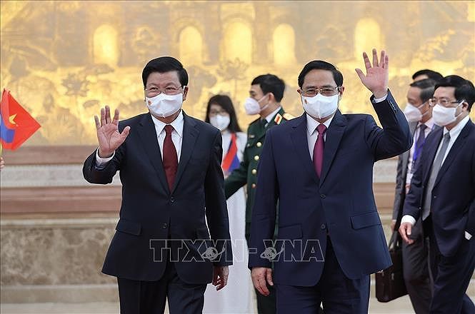 Vietnamese, Lao leaders agree on cooperation orientations hinh anh 1