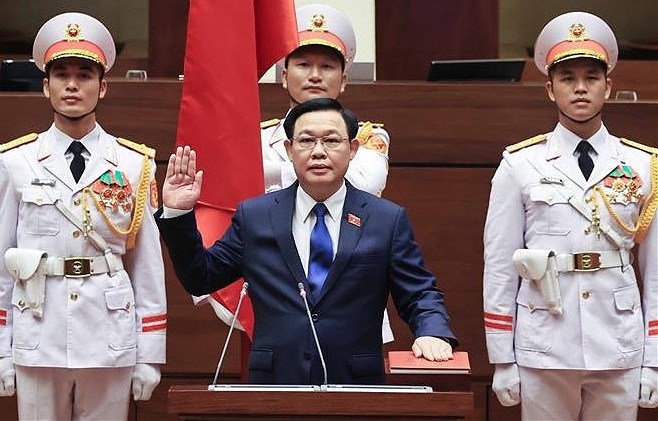 NA Chairman Vuong Dinh Hue takes oath hinh anh 1