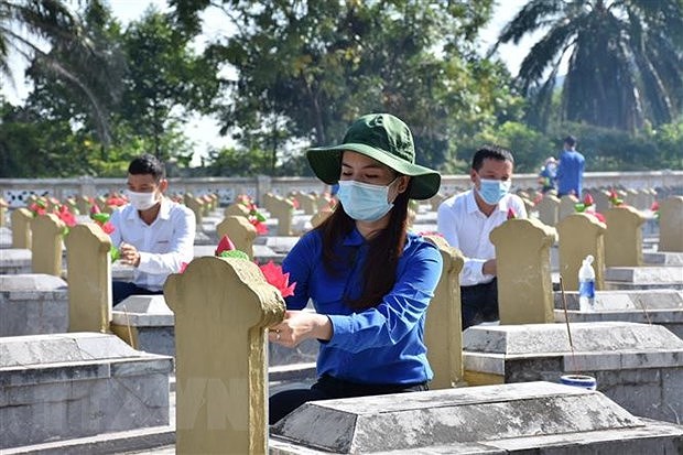 Fallen soldiers honoured on War Invalids and Martyrs Day hinh anh 1