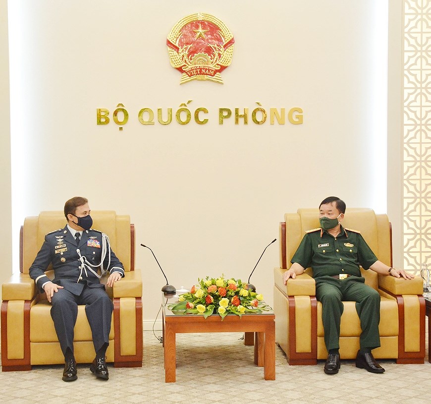 Deputy Defence Minister meets new Philippine defence attache hinh anh 1