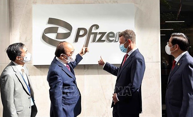 President Nguyen Xuan Phuc visits Pfizer corporation hinh anh 1