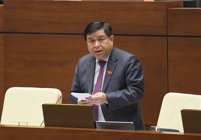 Minister explains to National Assembly on land management hinh anh 2