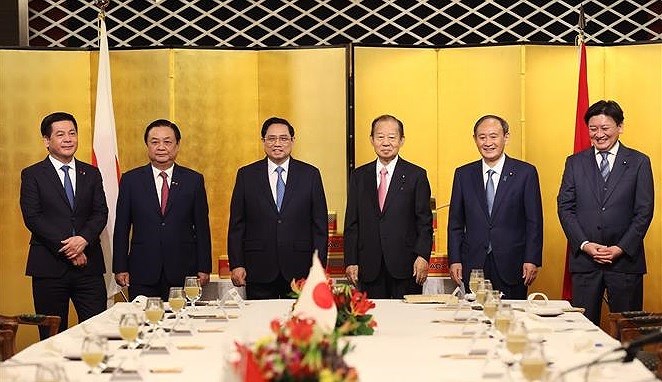 Prime Minister meets with former Japanese PM, head of parliamentary friendship alliance hinh anh 2