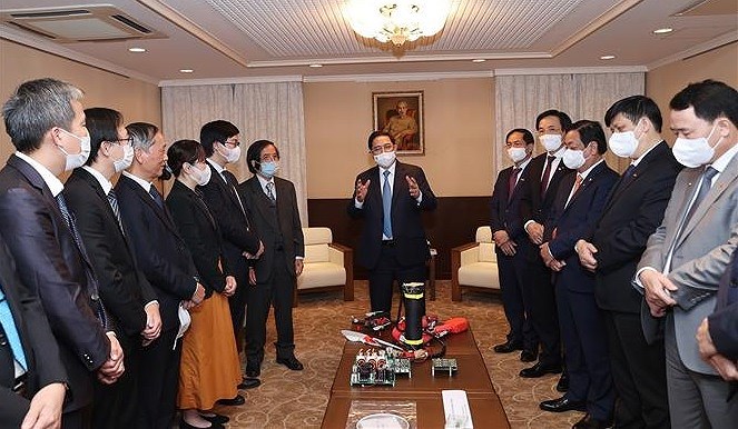 Prime Minister meets Vietnamese intellectuals in Japan hinh anh 1