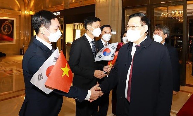 Top Vietnamese legislator arrives in Seoul, beginning official visit to RoK hinh anh 2