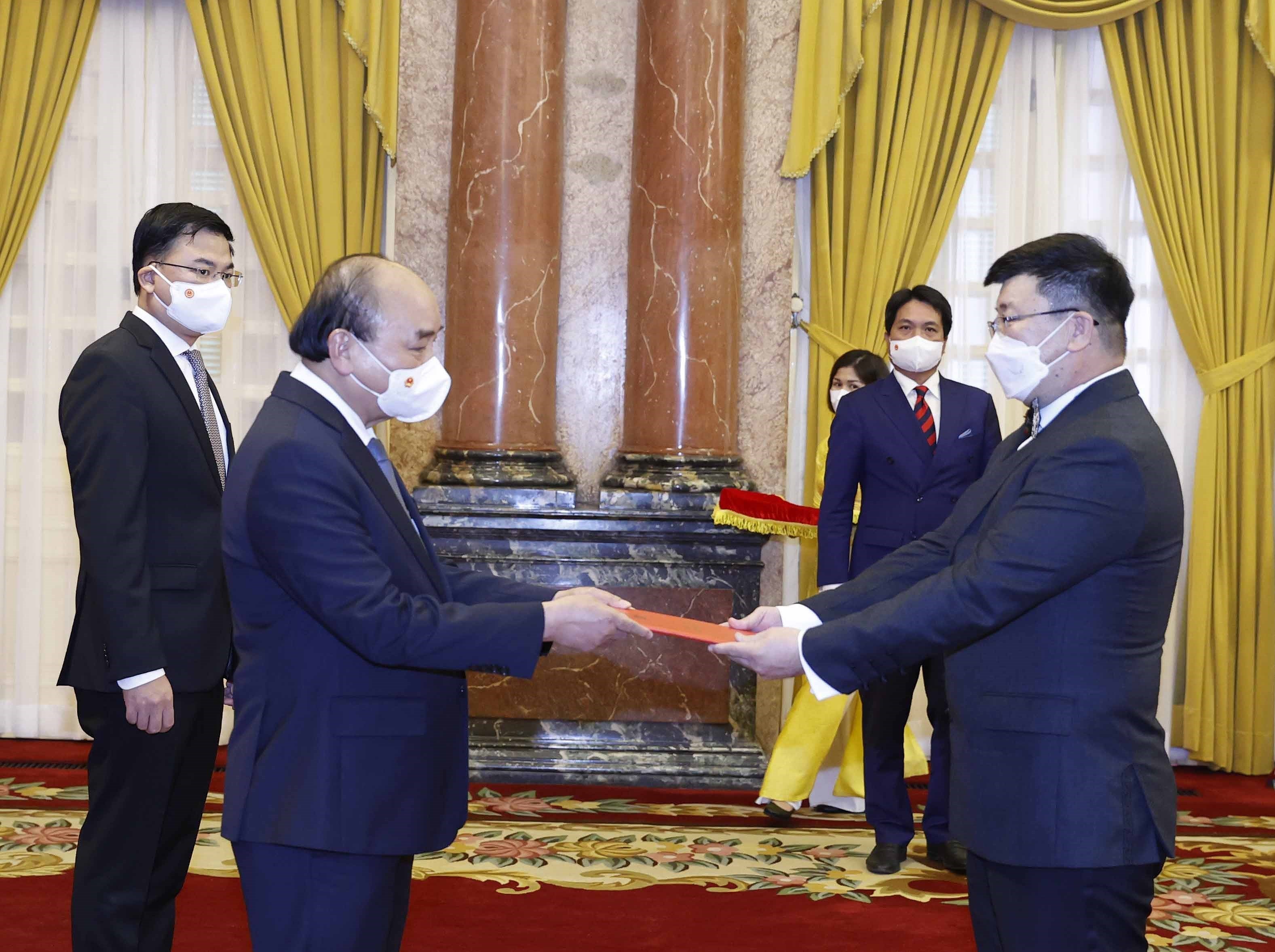 President Nguyen Xuan Phuc receives new foreign ambassadors hinh anh 1
