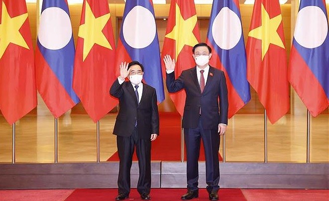 Top legislator welcomes visiting Lao Prime Minister hinh anh 1