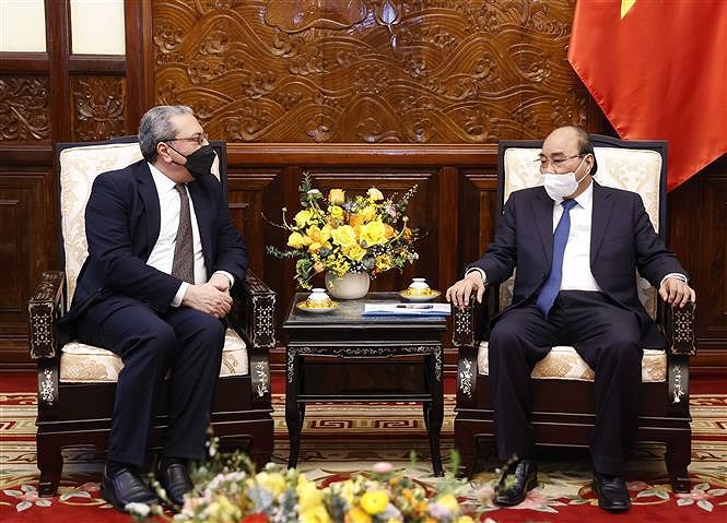 President Nguyen Xuan Phuc receives ambassadors of Singapore, Egypt hinh anh 2