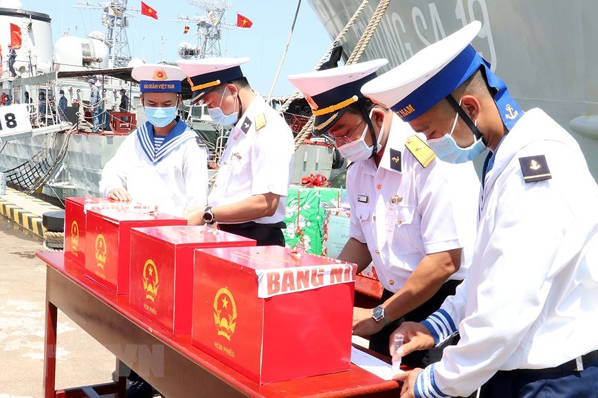Soldados en provincia vietnamita participan en elecciones legislativas anticipadas hinh anh 1