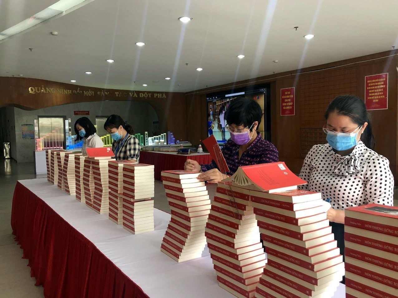 Exposicion de libros sobre elecciones generales de Vietnam hinh anh 2