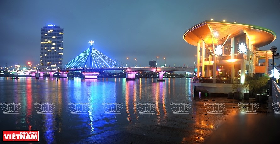 Puentes sobre el rio Han brillan por la noche en ciudad vietnamita hinh anh 1