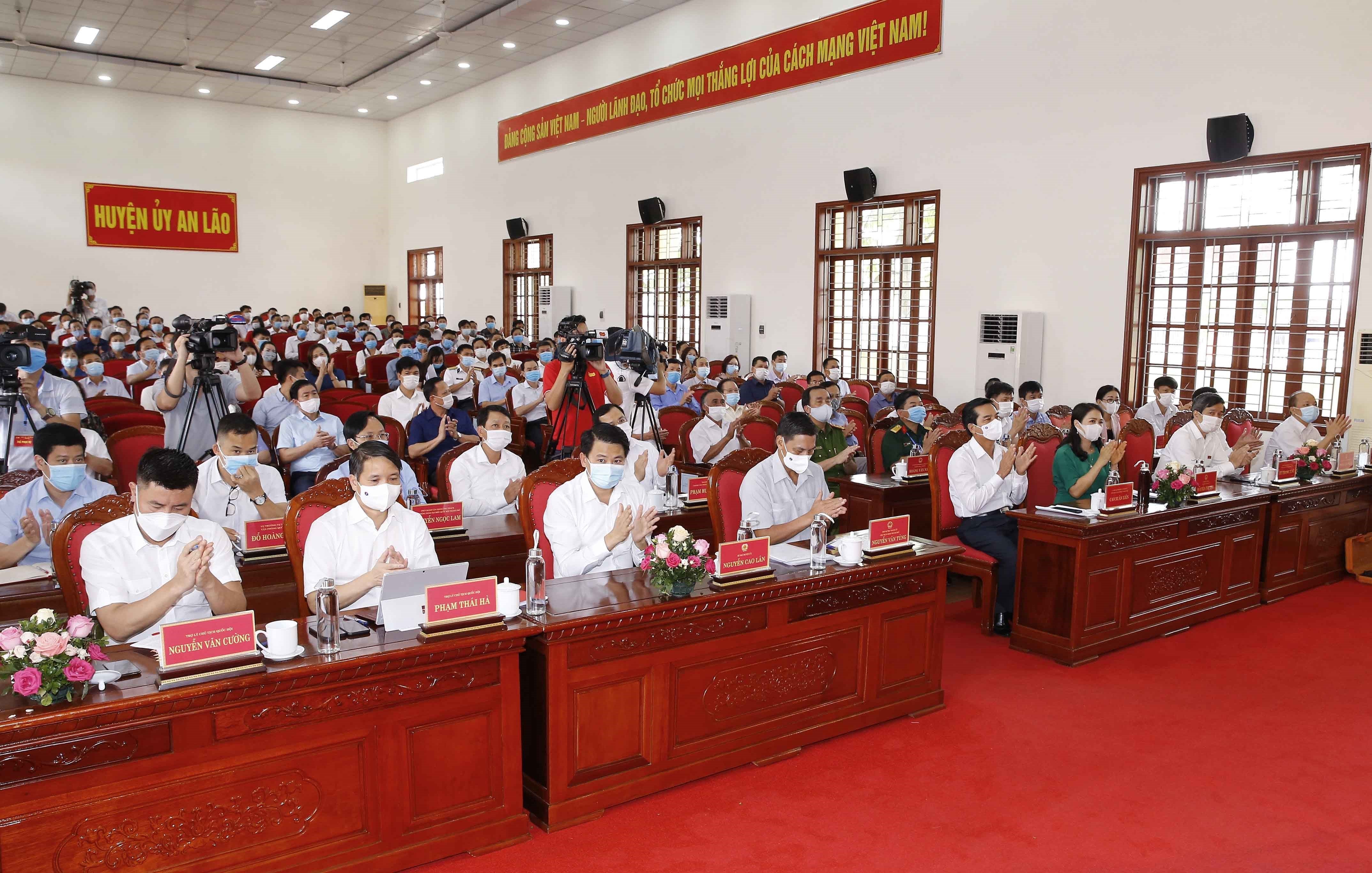 Presidente del Parlamento vietnamita se reune con votantes de Hai Phon hinh anh 4