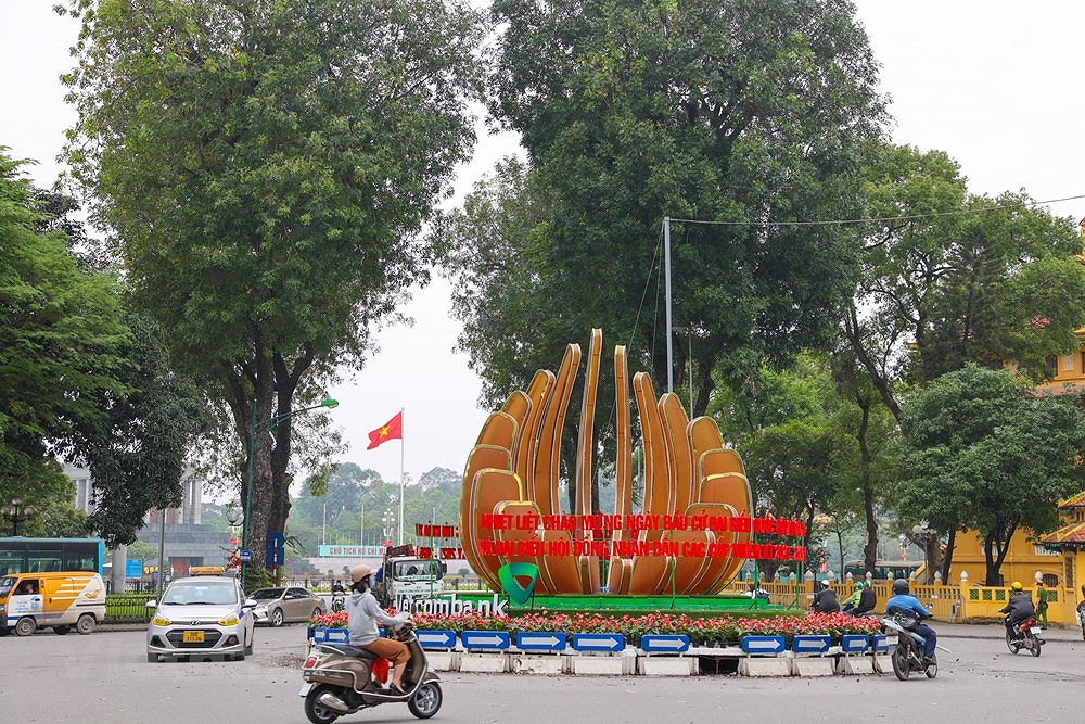 Calles de Hanoi decoradas con banderas en visperas de las elecciones legislativas hinh anh 2