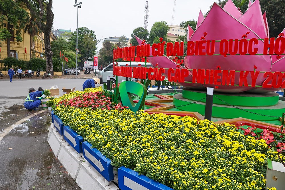 Calles de Hanoi decoradas con banderas en visperas de las elecciones legislativas hinh anh 3