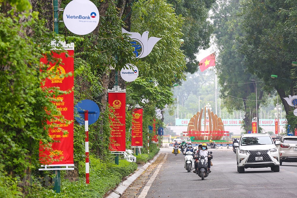 Calles de Hanoi decoradas con banderas en visperas de las elecciones legislativas hinh anh 4