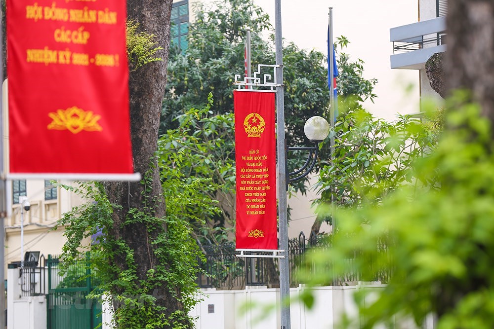 Calles de Hanoi decoradas con banderas en visperas de las elecciones legislativas hinh anh 6