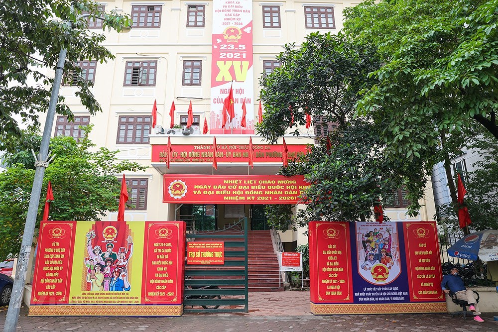 Calles de Hanoi decoradas con banderas en visperas de las elecciones legislativas hinh anh 8