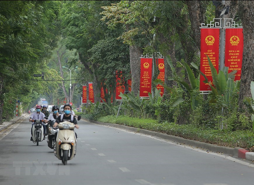 Hanoi saluda las elecciones legislativas con pancartas y banderas hinh anh 3