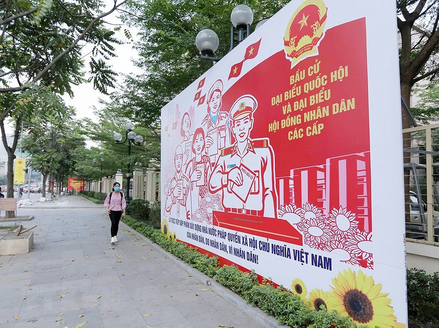 Hanoi saluda las elecciones legislativas con pancartas y banderas hinh anh 4
