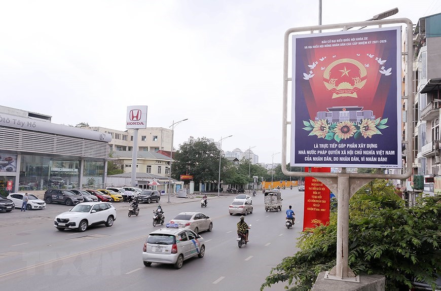 Hanoi saluda las elecciones legislativas con pancartas y banderas hinh anh 6