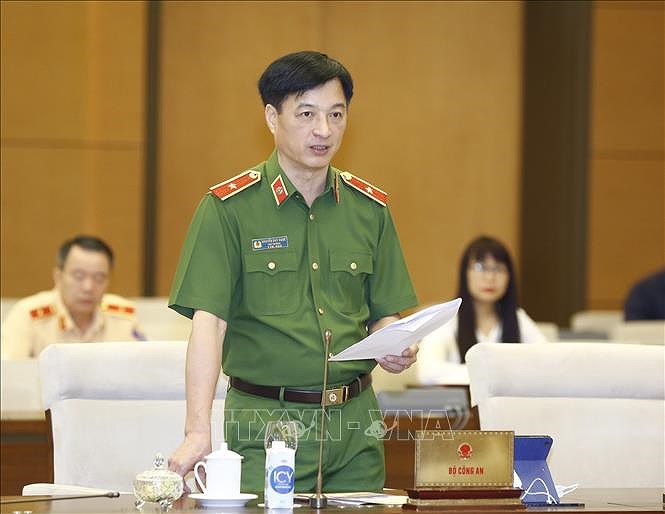 Comite Permanente del Parlamento vietnamita debate Ley de garantia de orden y seguridad vial hinh anh 1