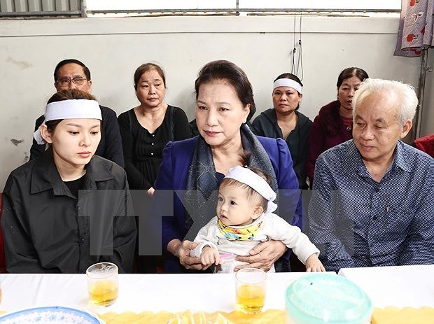 Presidenta del Parlamento visita a familias de soldados fallecidos en incidente en centro de Vietnam hinh anh 1