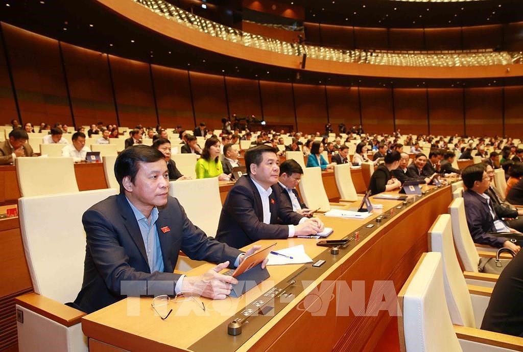 Parlamento de Vietnam discute borrador del informe sobre la XIV Legislatura hinh anh 1