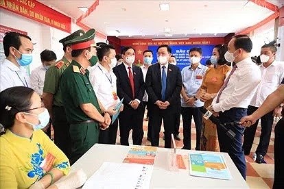 Supervisa presidente del Parlamento vietnamita jornada electoral hinh anh 2