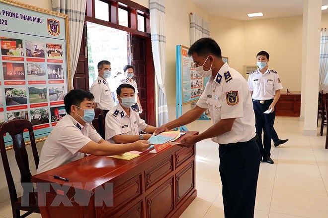 Ba Ria-Vung Tau: vote anticipe pour les soldats et pecheurs en mer hinh anh 2