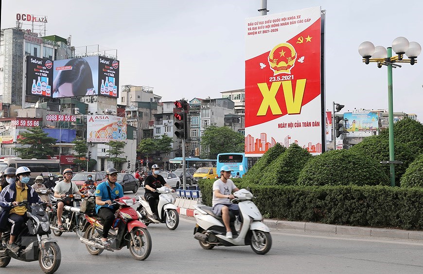 Les rues de Hanoi decorees de panneaux pour saluer les prochaines elections legislatives hinh anh 2