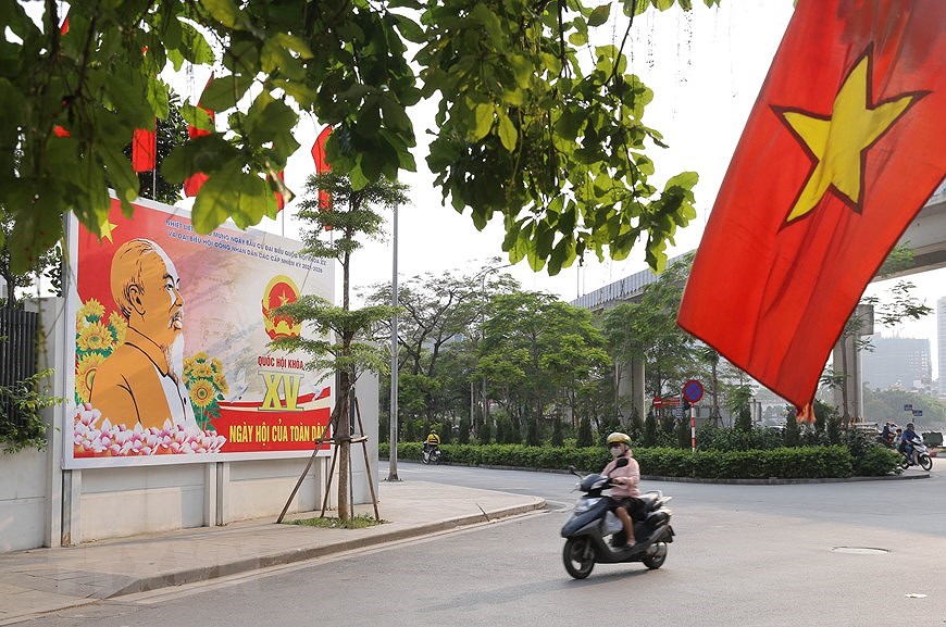 Les rues de Hanoi decorees de panneaux pour saluer les prochaines elections legislatives hinh anh 5