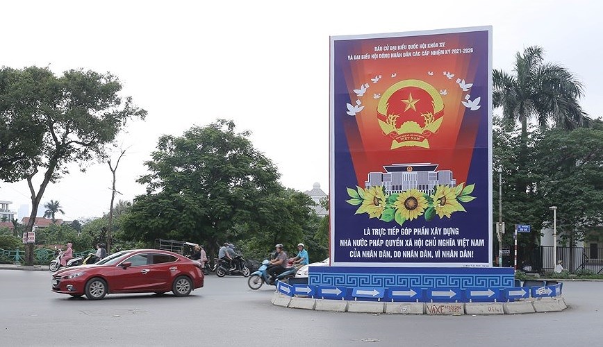 Les rues de Hanoi decorees de panneaux pour saluer les prochaines elections legislatives hinh anh 8