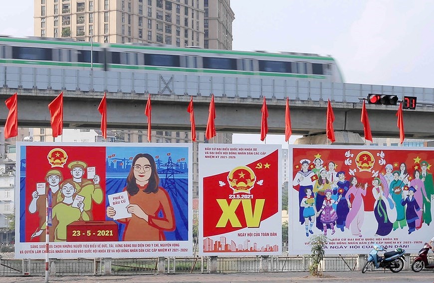 Les rues de Hanoi decorees de panneaux pour saluer les prochaines elections legislatives hinh anh 9