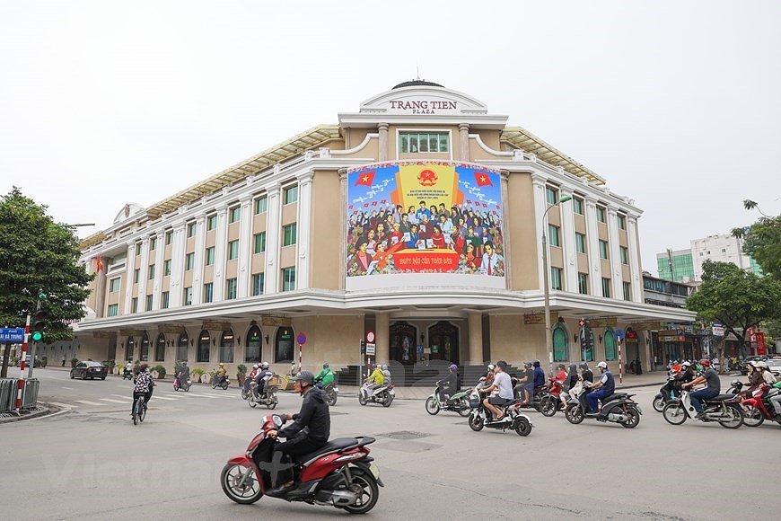 Les rues de Hanoi decorees de panneaux pour saluer les prochaines elections legislatives hinh anh 10
