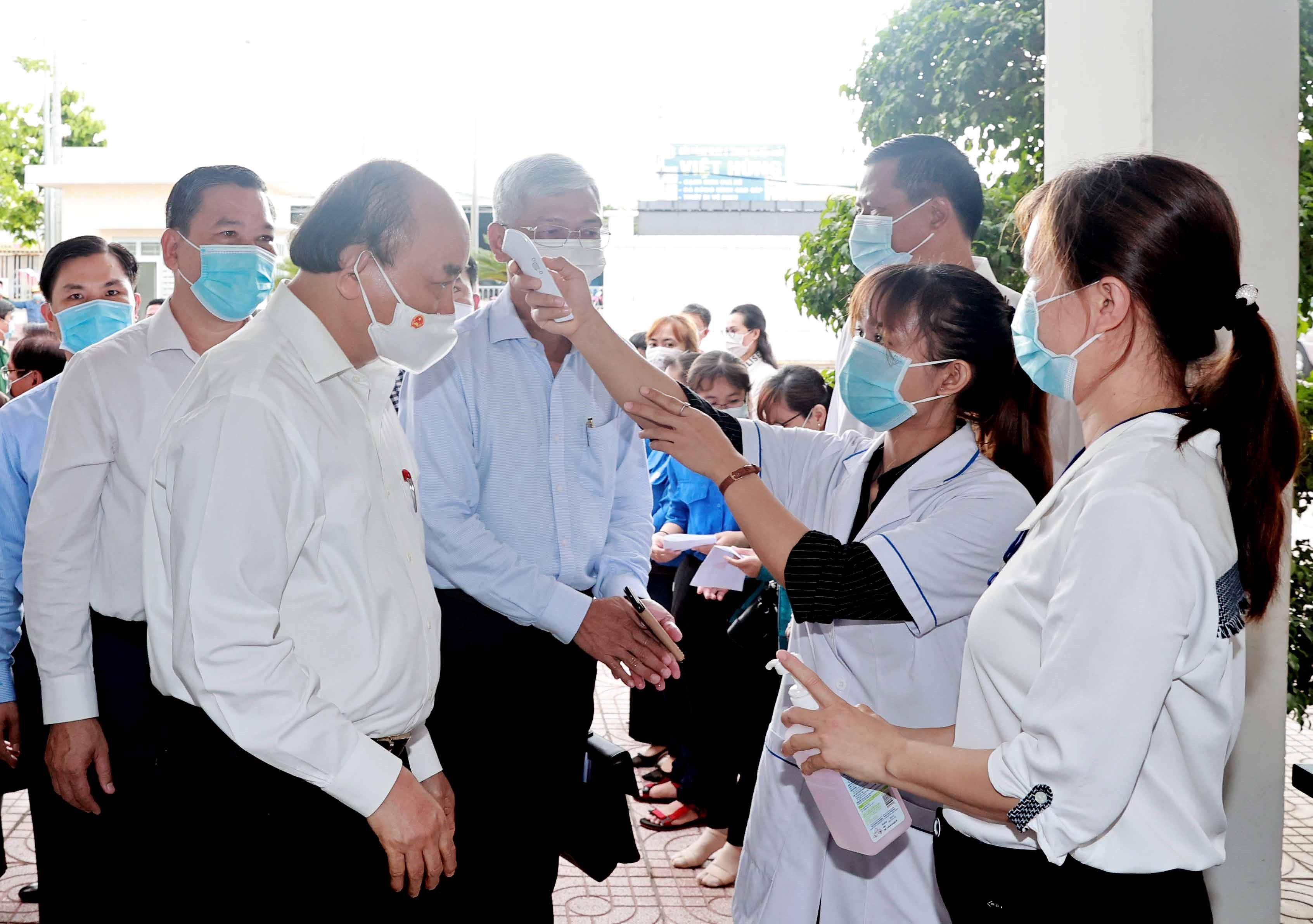 Le president Nguyen Xuan Phuc en tournee dans les districts de Cu Chi et Hoc Mon a HCM-Ville hinh anh 5