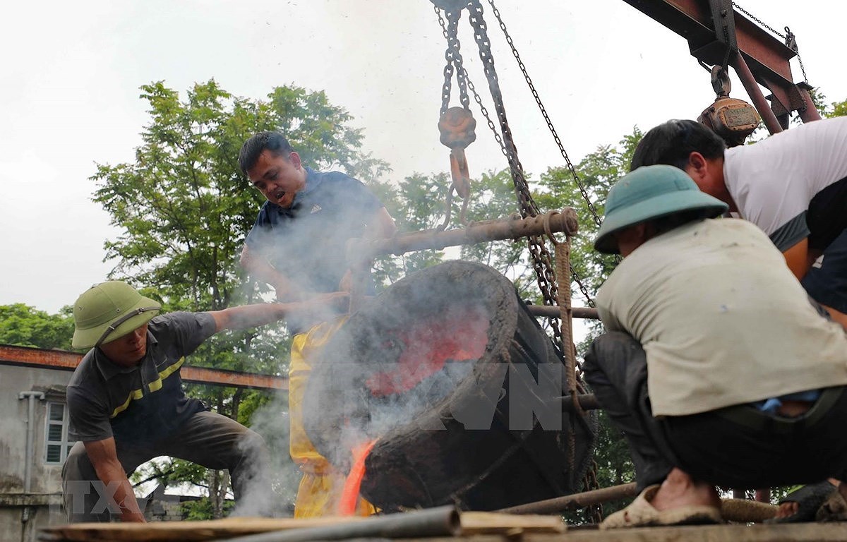 Thanh Hoa: Ceremonie de coulee de tambour de bronze pour celebrer les elections legislatives hinh anh 1