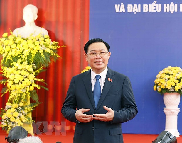 Le president de l’AN inspecte les operations electorales a Hanoi et Hai Duong hinh anh 1
