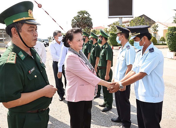 La presidente de l'AN travaille avec le Comite de pilotage des elections de Kien Giang hinh anh 2