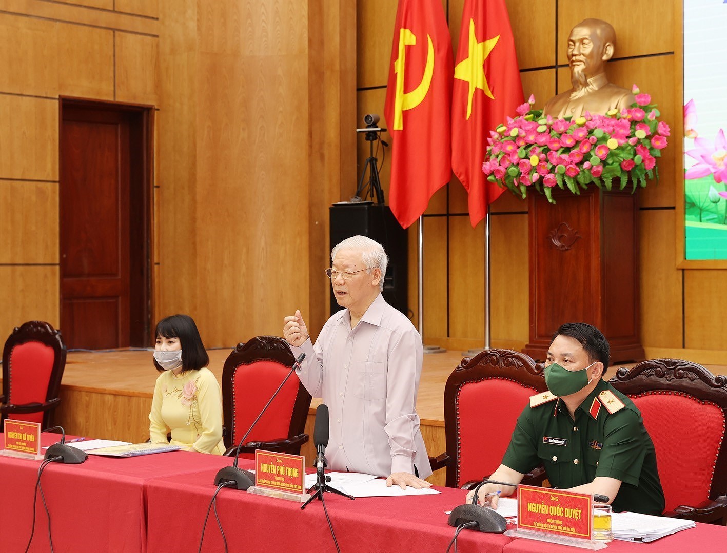 Le secretaire general du Parti Nguyen Phu Trong rencontre des electeurs a Hanoi hinh anh 1