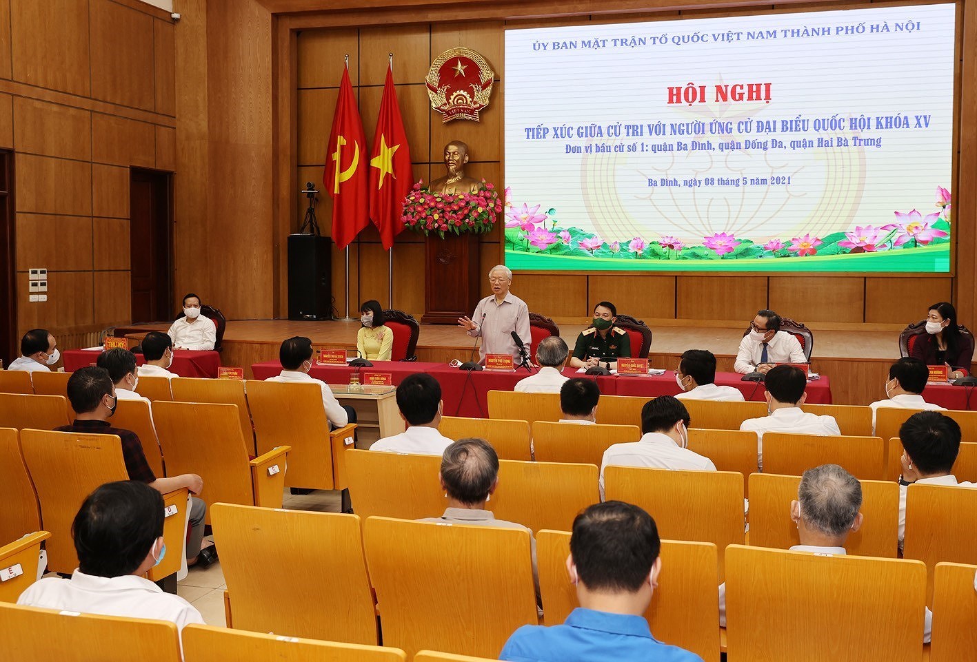Le secretaire general du Parti Nguyen Phu Trong rencontre des electeurs a Hanoi hinh anh 2