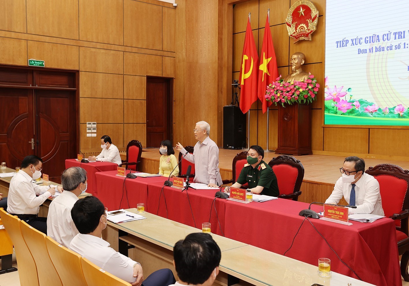 Le secretaire general du Parti Nguyen Phu Trong rencontre des electeurs a Hanoi hinh anh 5