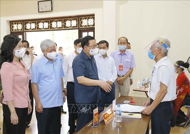 Le president de l'AN inspecte le travail electoral a Bac Ninh et Bac Giang hinh anh 1