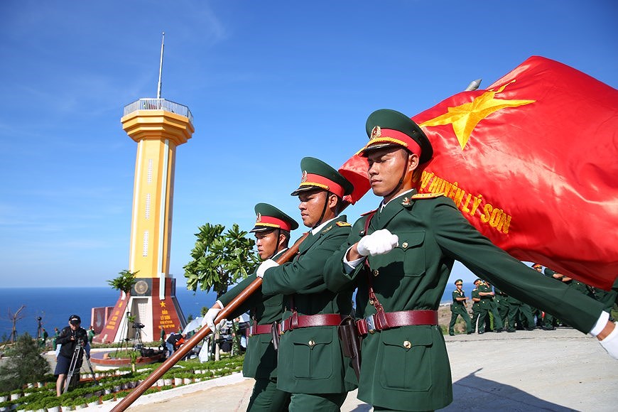 Церемония поднятия национального флага на самои высокои горе островного раиона Лишон hinh anh 3